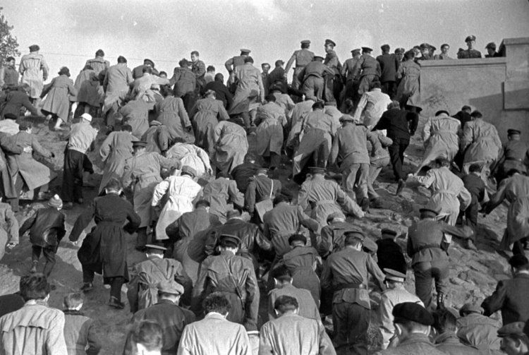 Tłum wychodzący ze stadionu, 1957, fot. Tadeusz Rolke 